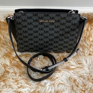 Michael Kors Selma 38FOCLMM 2V  black md messenger